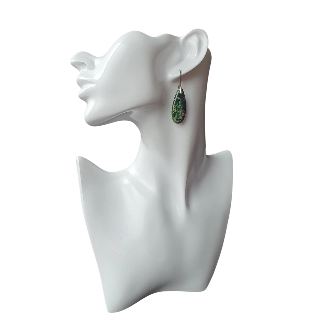 Zibazi-jaspis-gruen-edelstahl-versilbert-ohrringe-am-model