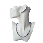 Zibazi-lapislazuli-blau-perlen-edelstahl-vergoldet-halskette-am-model