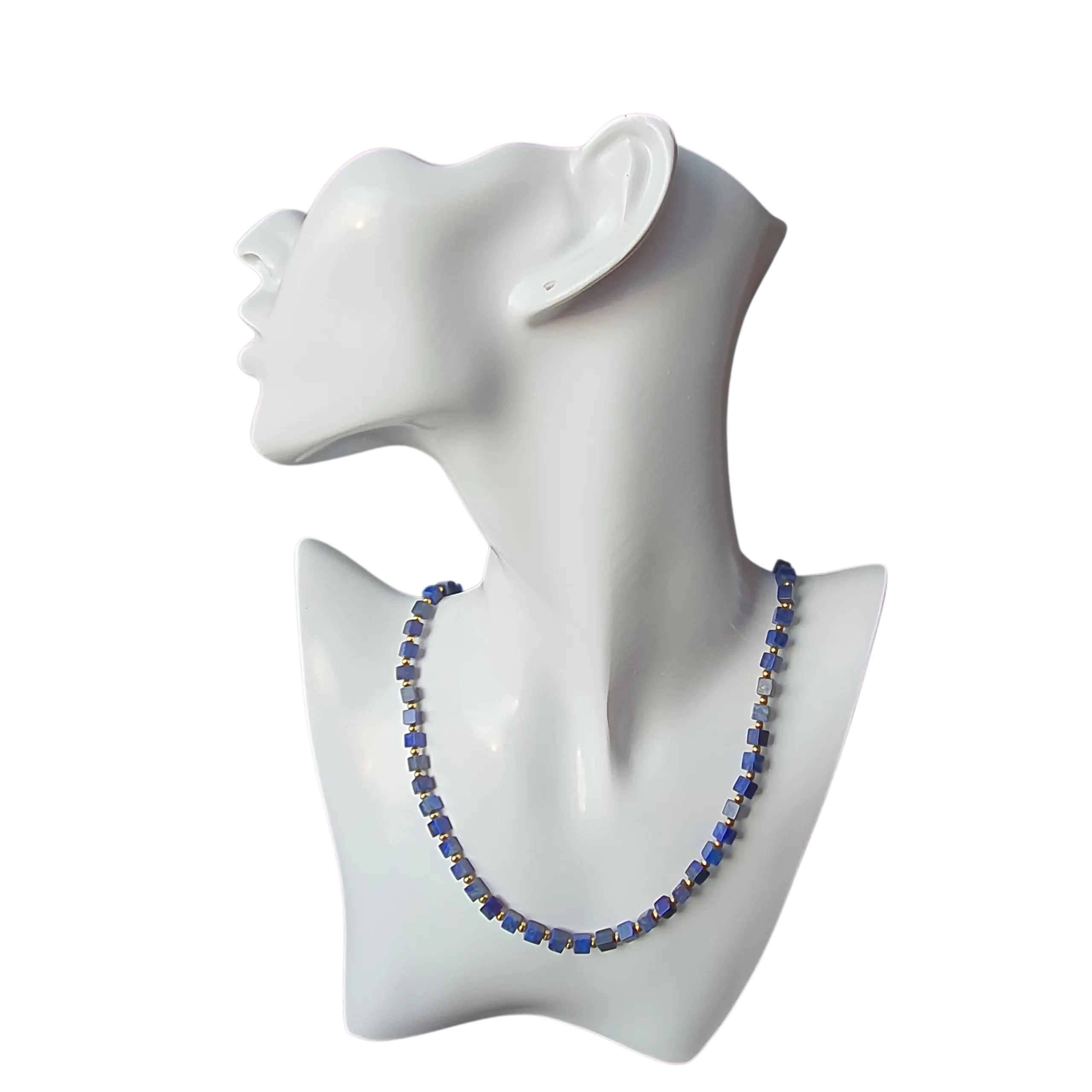 Zibazi-lapislazuli-blau-perlen-edelstahl-vergoldet-halskette-am-model