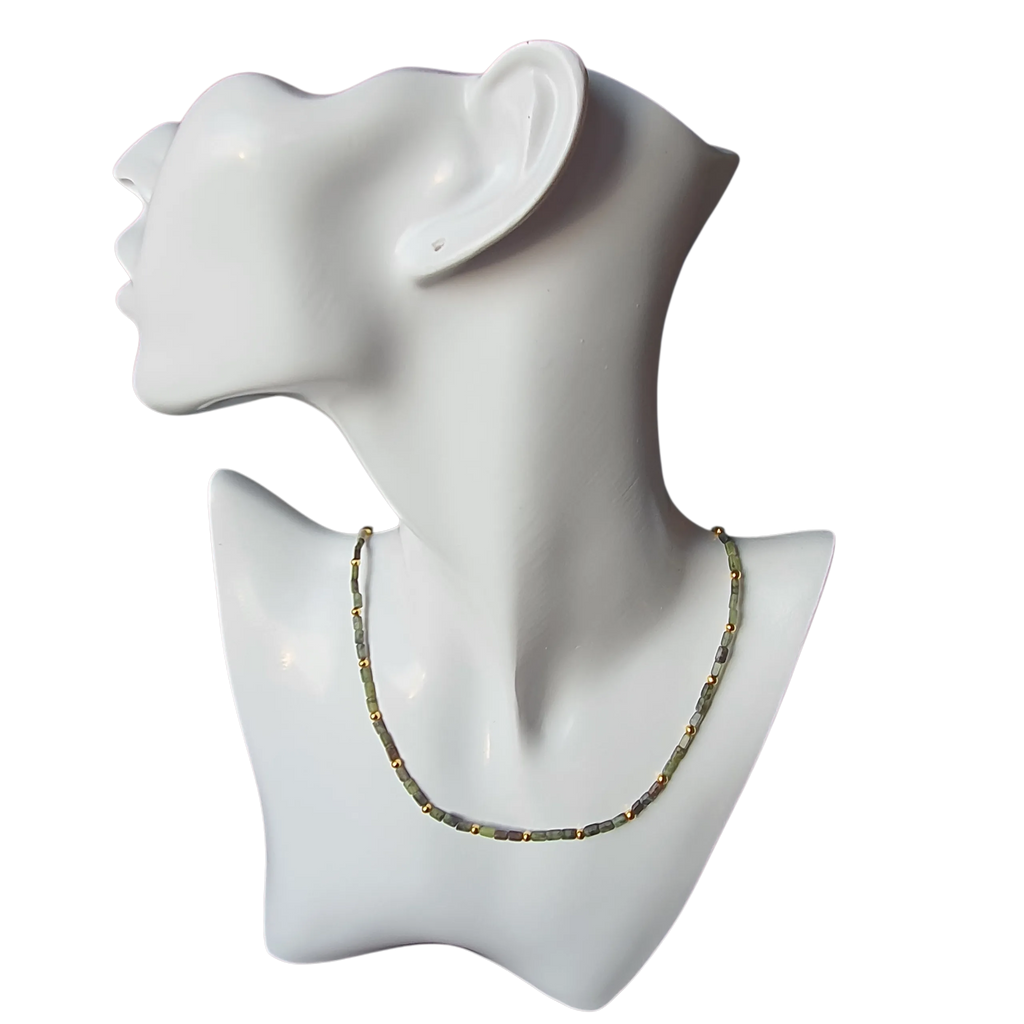 Zibazi-prehnit-gruen-perlen-edelstahl-vergoldet-halskette-am-model