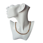 Zibazi-tigerauge-braun-perlen-edelstahl-vergoldet-halskette-am-model